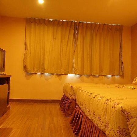 499 Hotel Ratchadapisek Bangkok Esterno foto