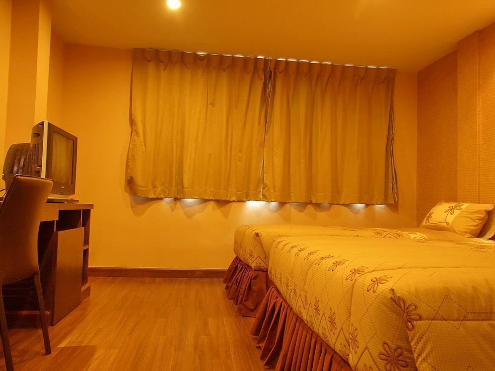 499 Hotel Ratchadapisek Bangkok Esterno foto